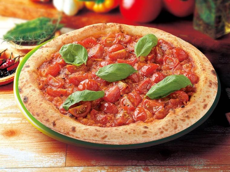 バジルやトマトがのったマリナーラ