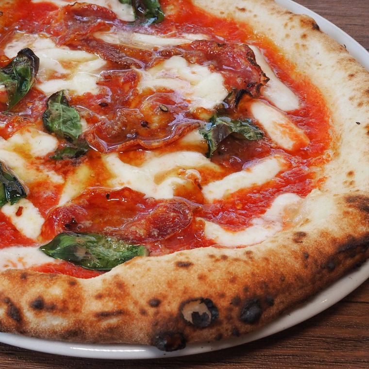 バジルやトマト、唐辛子がのったディアボラ