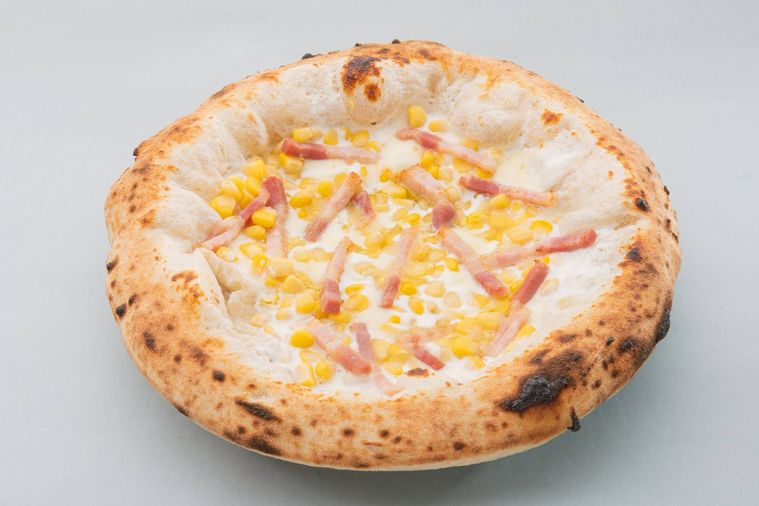 コーンやベーコンがのったバンビーノ