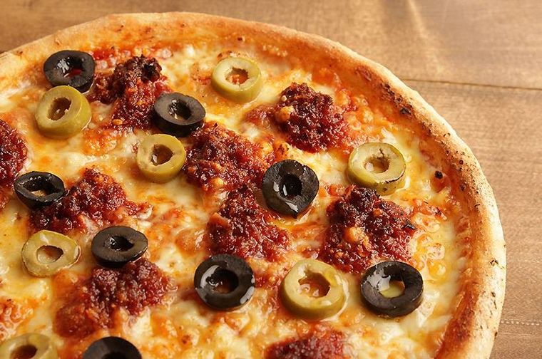 唐辛子やオリーブがのったカラブレーゼ