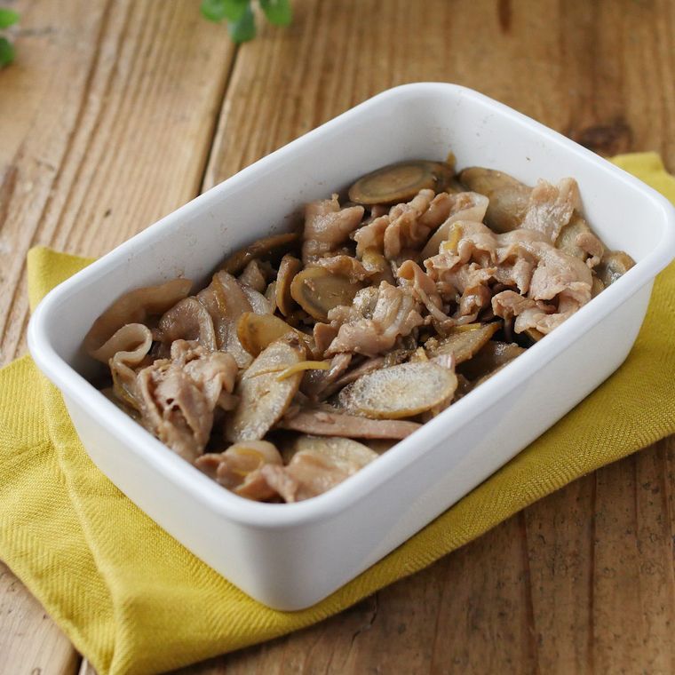 保存容器に豚バラとごぼうの煮物が入っている様子
