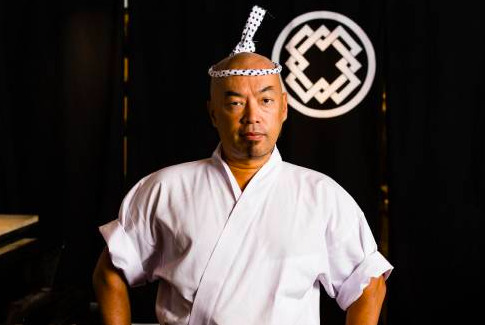 白い服を着た男性