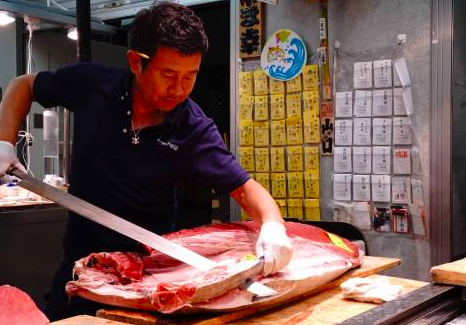 マグロを捌いている様子