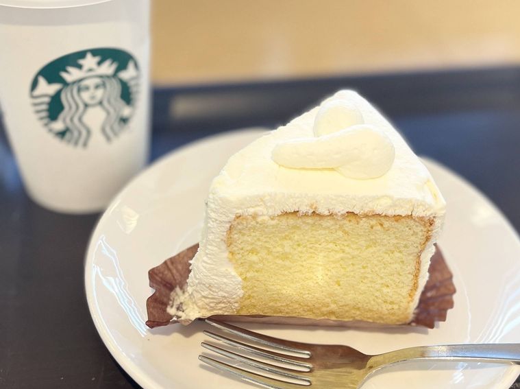 白い皿にのったスターバックスのクリームシフォンケーキ