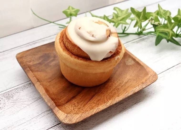 木製の皿にのっているスターバックスの シナモンロール