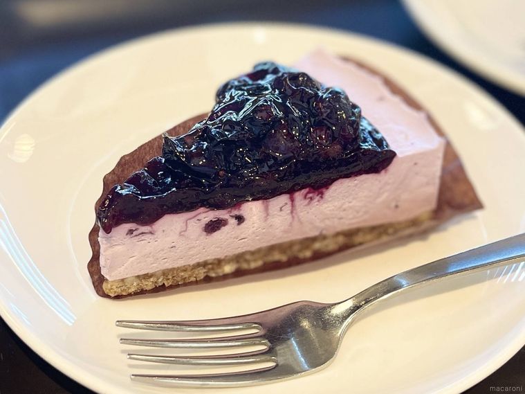 白い皿にのっているスターバックスのブルーベリーレアチーズケーキ