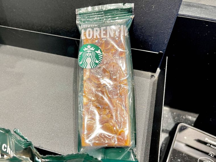 スターバックスのアーモンドフロランタンのパッケージ