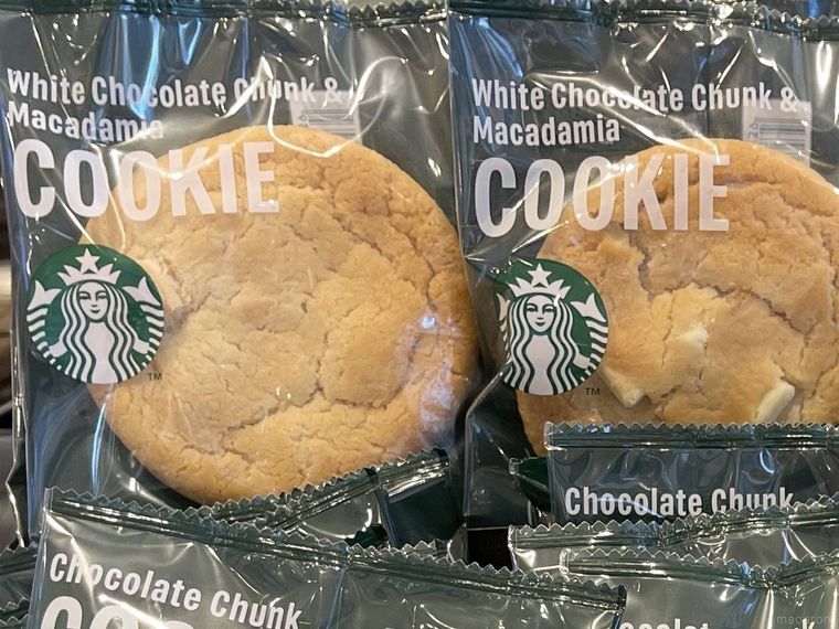 スターバックスのホワイトチョコレートチャンクマカダミアクッキーのパッケージ