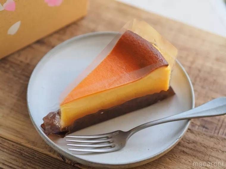 白い皿に盛られたスターバックスのニューヨークチーズケーキ