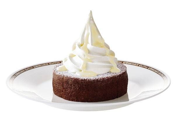 白い丸皿にココアバウムクーヘン、その上にソフトクリーム