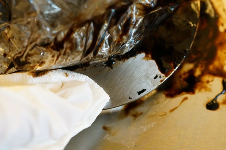 拭き取っている