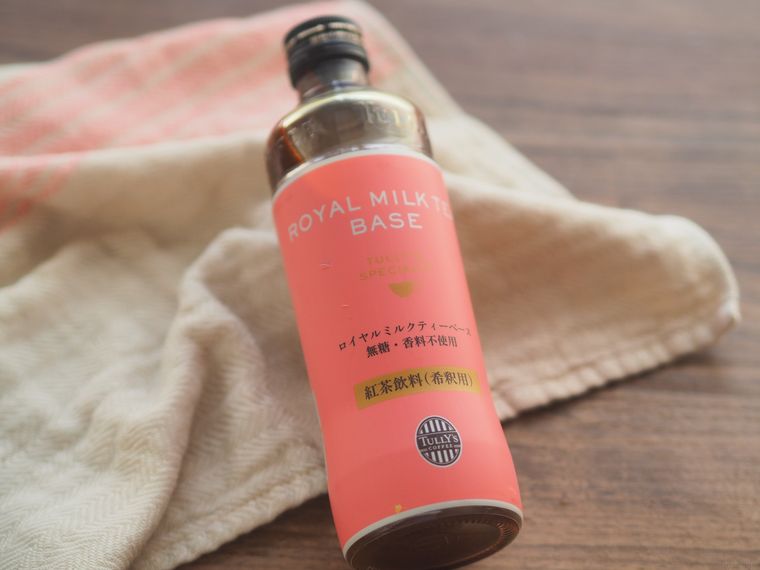 机の上に置かれたタリーズロイヤルミルクティーベース