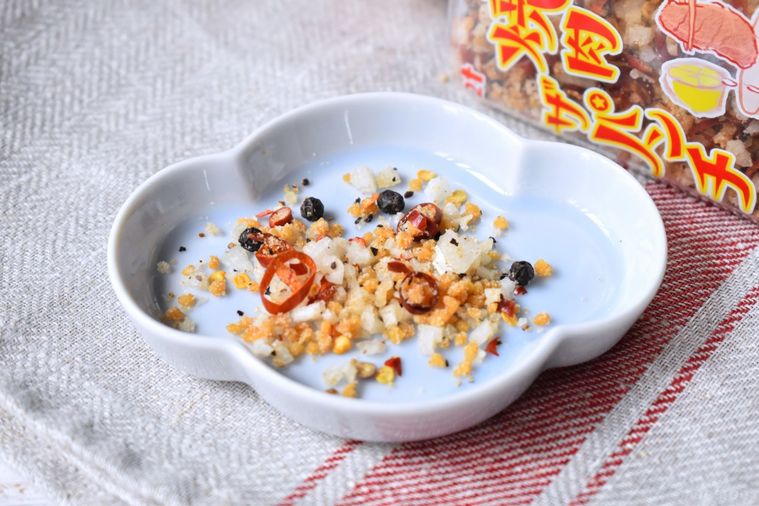 カルディのにとん屋 焼肉ザパンチがお皿にのせられている