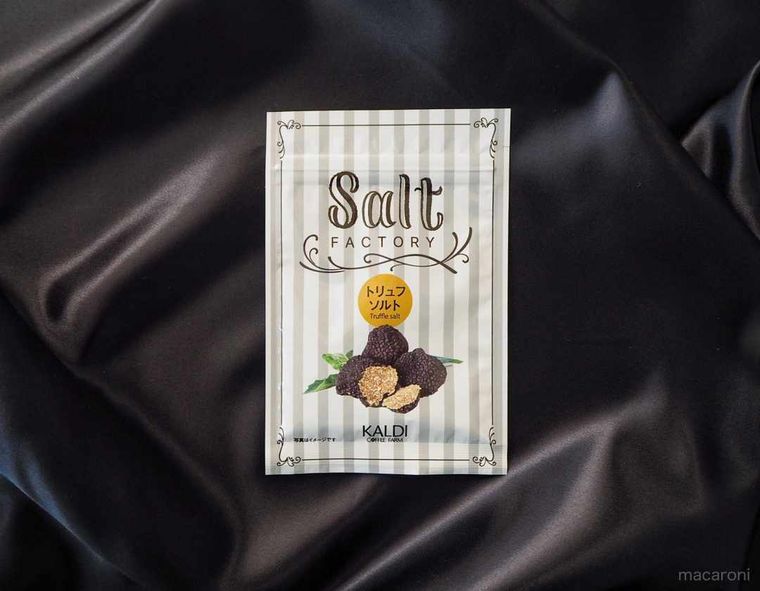 カルディのソルトファクトリー トリュフソルトがテーブルに置かれている