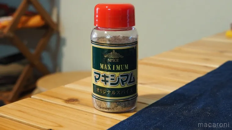 カルディのマキシマム オリジナルスパイスがテーブルに置かれている