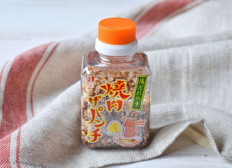 カルディのにとん屋 焼肉ザパンチがテーブルに置かれている