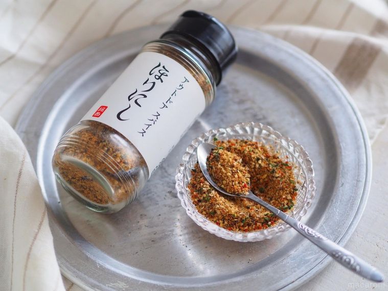 カルディのアウトドアスパイス ほりにしがお皿に盛られている