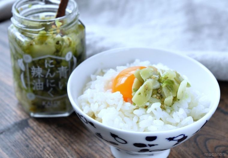 青いにんにく辣油が卵かけごはんの上にのせられている