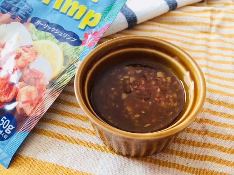 カルディのガーリックシュリンプのソースが器に盛られている