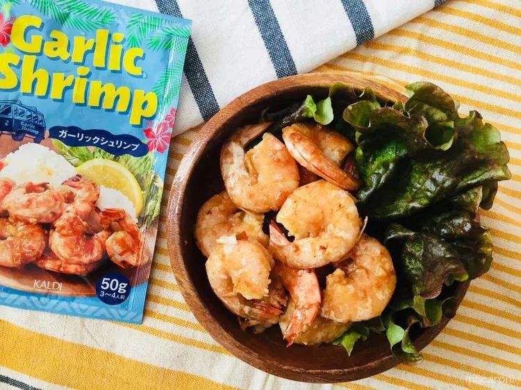 カルディのガーリックシュリンプとパッケージが机の上に置かれている