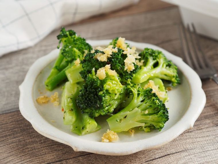 カルディのガーリックマーガリンを使ったブロッコリーのソテーがお皿に盛られている