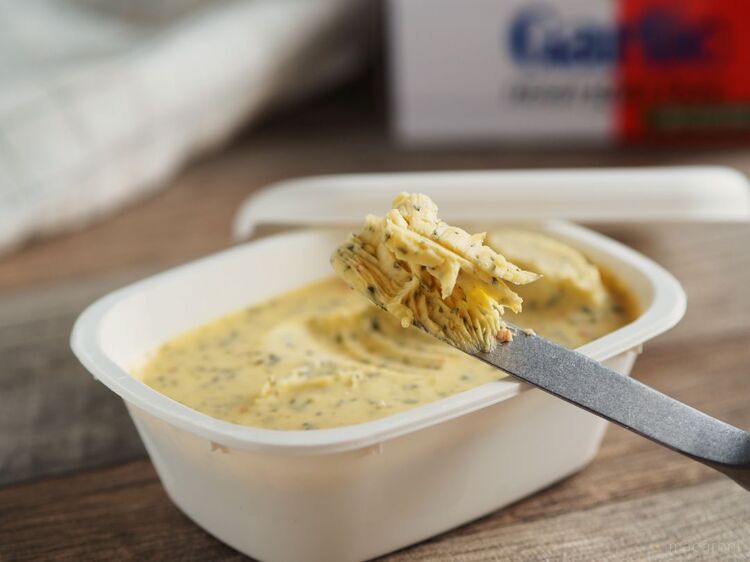 カルディのガーリックマーガリンがバターナイフですくわれている