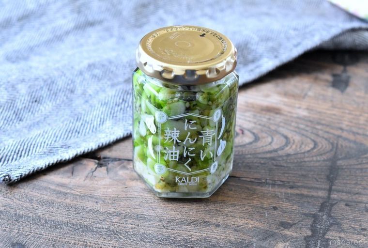 カルディの青いにんにく辣油がテーブルに置かれている