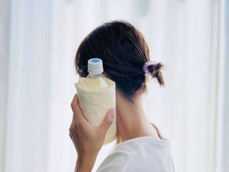 冷凍ペットボトルを首筋に当てている様子