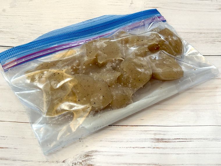 切り分けたこんにゃくがフリーザーバッグに入っているところ