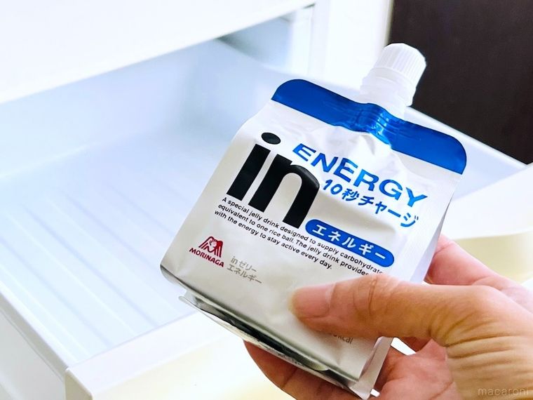 inゼリーを冷凍庫に入れようとしている様子