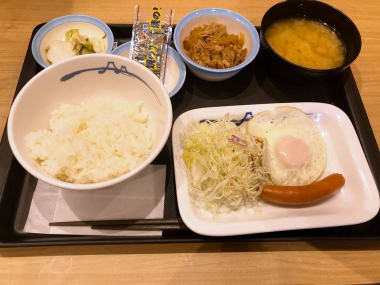 トレイに並べられたソーセージエッグ定食