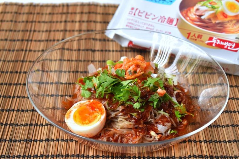 透明な器に入ったふるる冷麺ビビン麺
