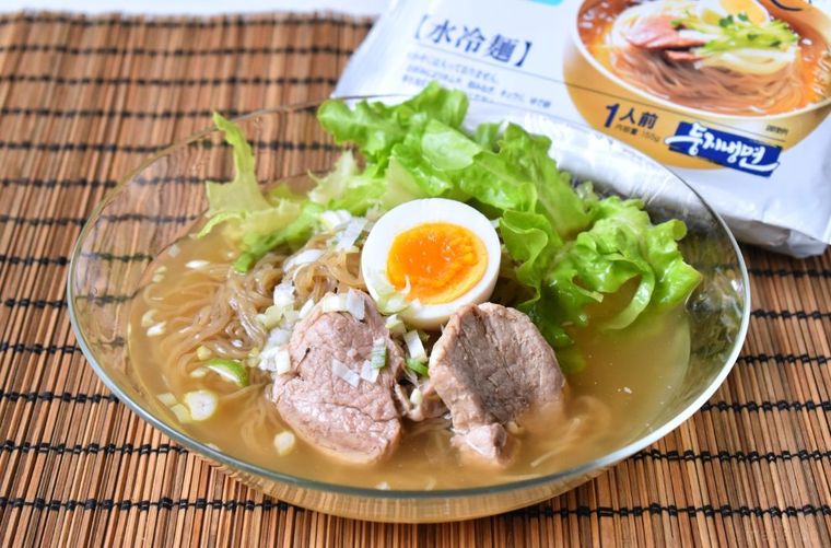 透明な器に入ったふるる冷麺水冷麺