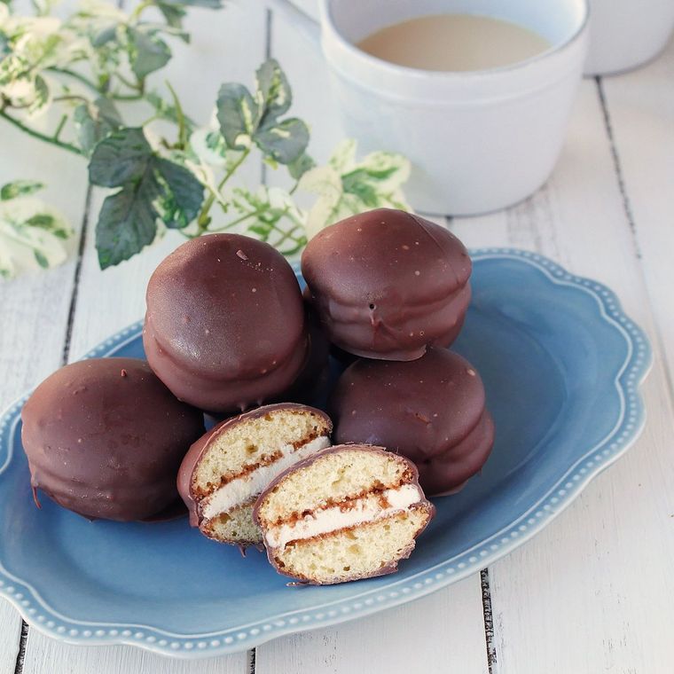水色の皿に盛りつけられた手作りのチョコパイ