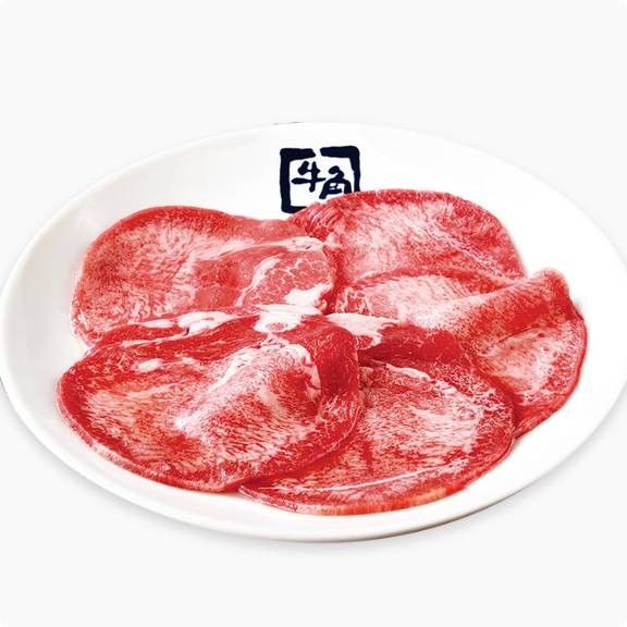 皿に盛られた薄切りの牛タン