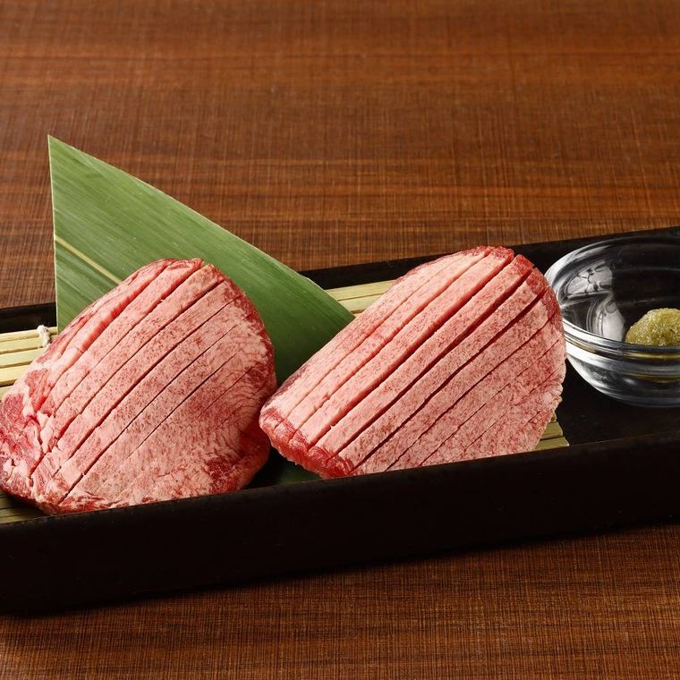 皿に盛られた厚切りの上タン塩