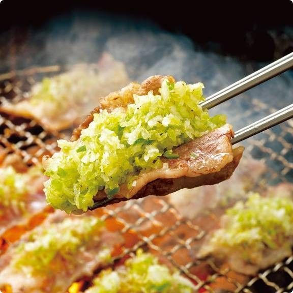 ねぎ塩がたっぷりとのった豚カルビ