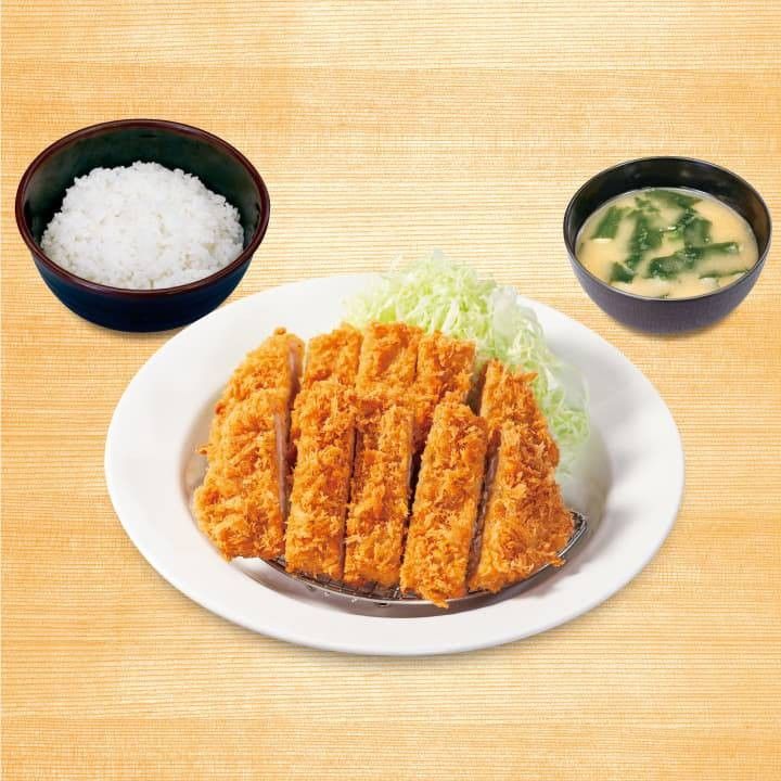 ロースかつ、ごはん、味噌汁が置かれている