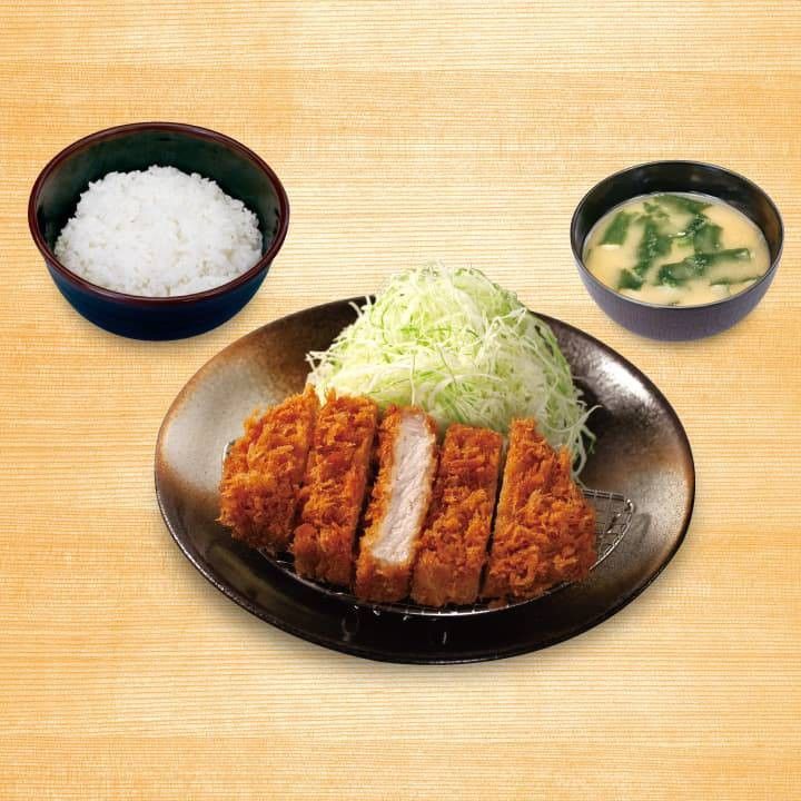 上ロースかつ、ごはん、味噌汁が置かれている