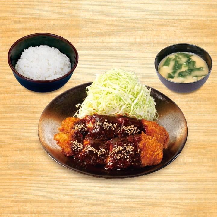 味噌ささみかつ、ごはん、味噌汁が置かれている