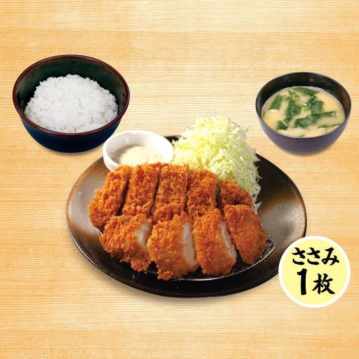 ロースかつ、ささみかつ、ごはん、味噌汁が置かれている