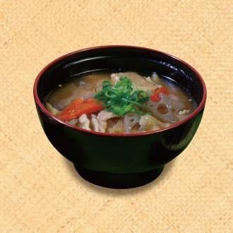 お椀に盛られた具だくさんな豚汁