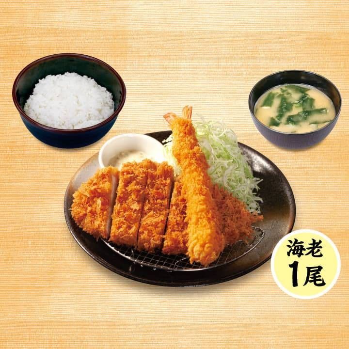 ロースかつ、海老フライ、ごはん、味噌汁が置かれている