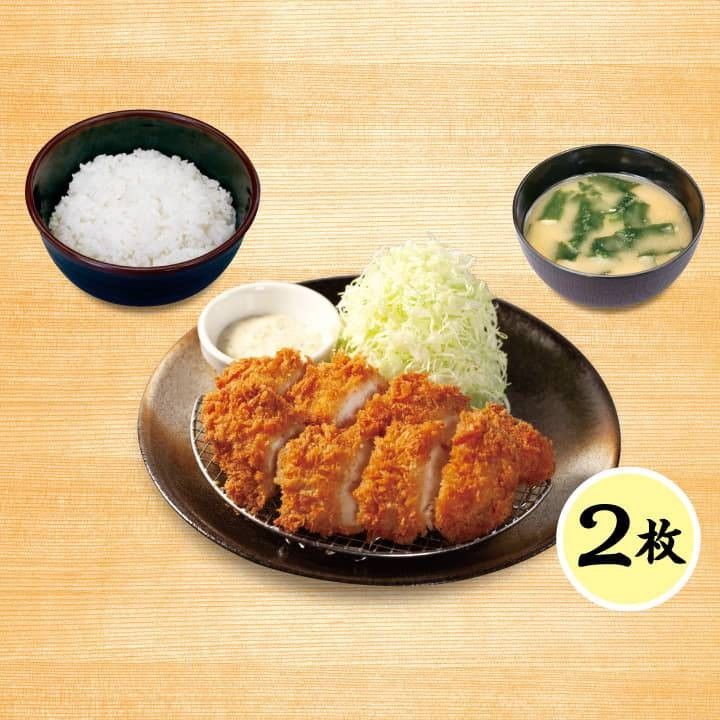 ささみかつ、ごはん、味噌汁が置かれている