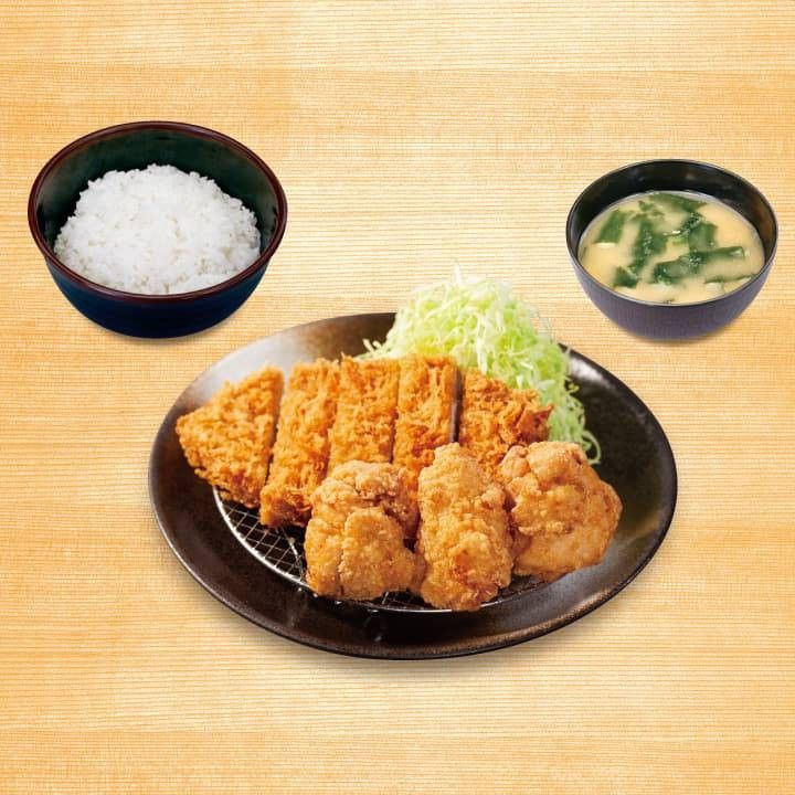 ロースかつ、唐揚げ、ごはん、味噌汁が置かれている