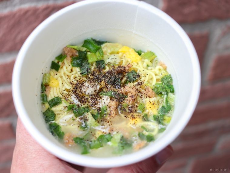 お湯を注いで付属の黒胡椒をふりかけた黒胡椒コムタンラーメン