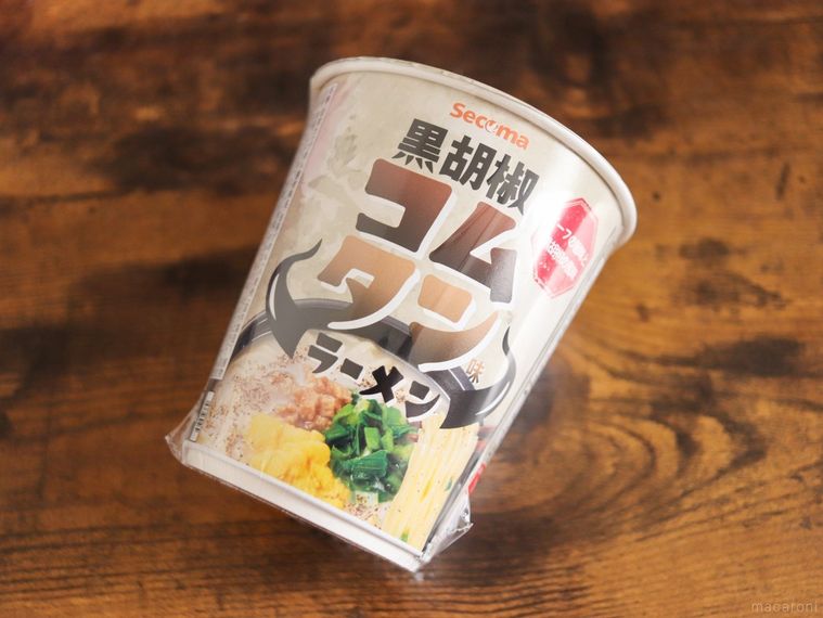 木製のテーブルに置かれた黒胡椒コムタンラーメン