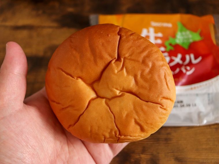 セイコーマートの生キャラメルクリームパンの中身を手のひらにのせている