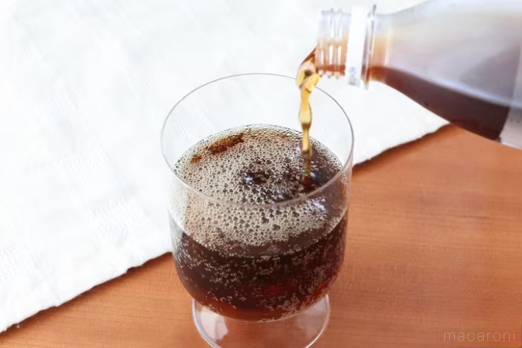 ガラナを透明なグラスに注いでいる様子