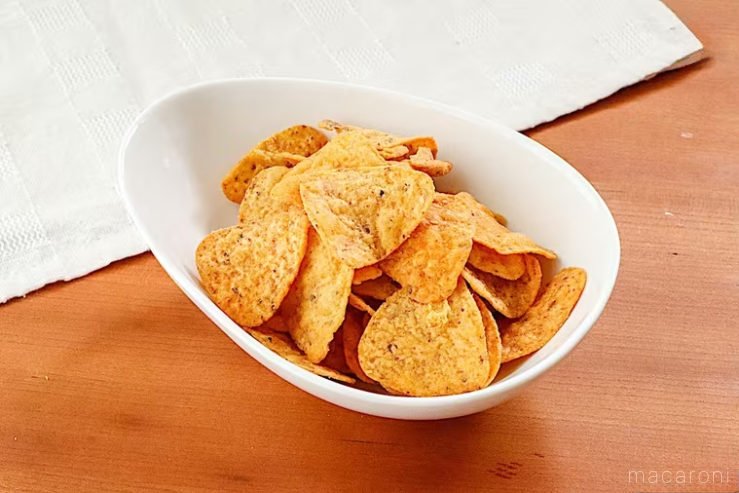 楕円形の白いお皿に盛られた鮭とばコーンチップス